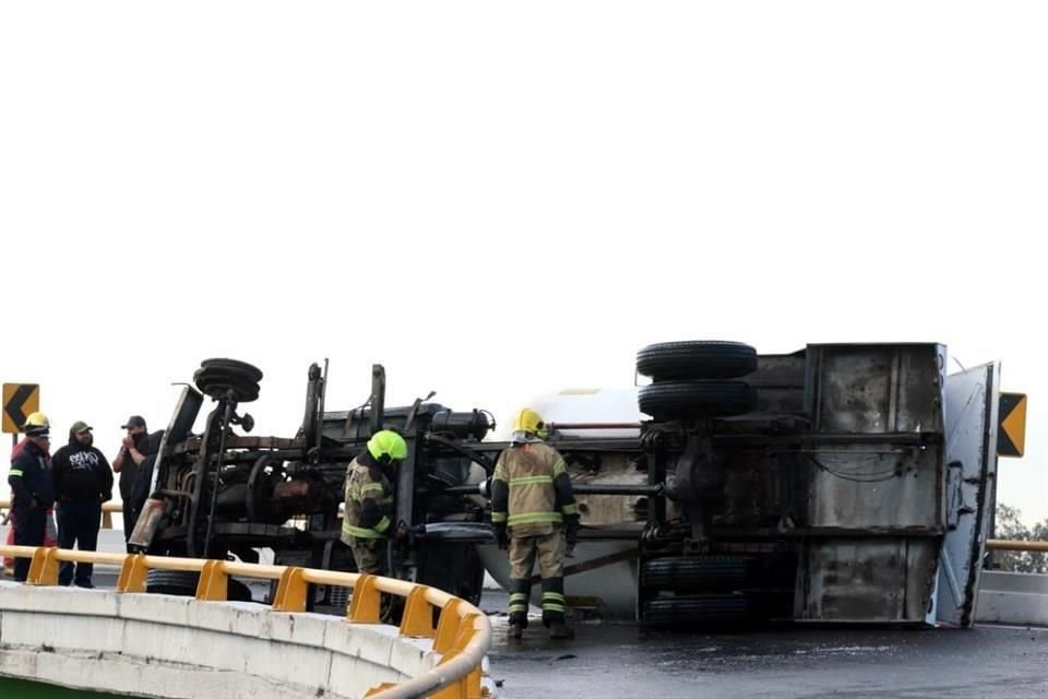 Servicios de emergencia acudieron al sitio a retirar la pipa.
