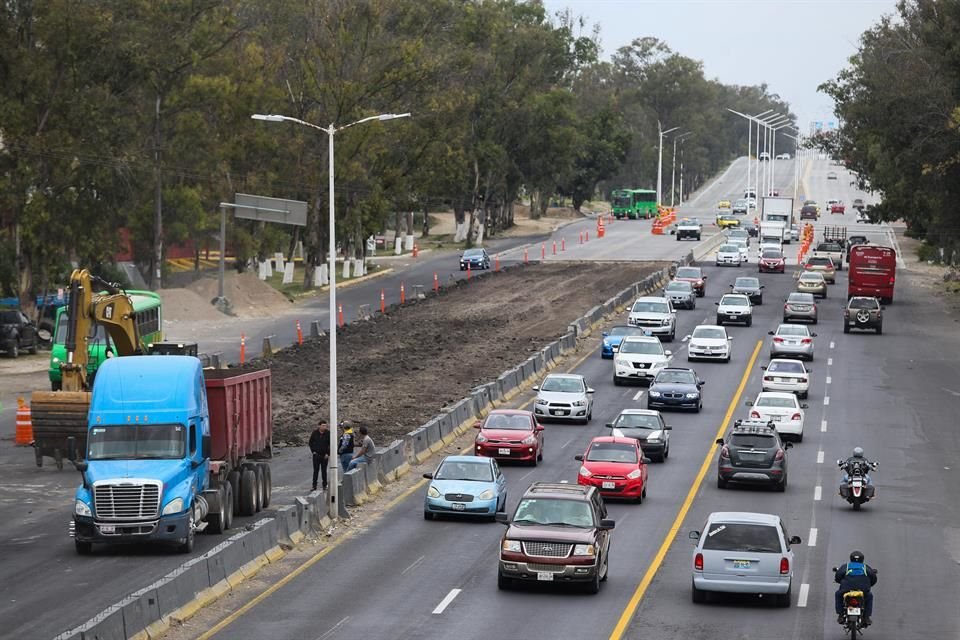 Con la instalación de concreto hidráulico en Periférico, entre Prolongación Tepeyac y La Calma, el  tránsito se reduce a dos carriles.