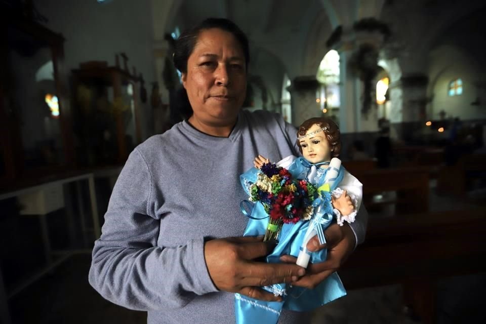 María supone que la imagen pertenecía a una iglesia, pues tiene dos orificios en la cabeza para sostener un aureola, además de que tiene un pequeño grabado ilegible.
