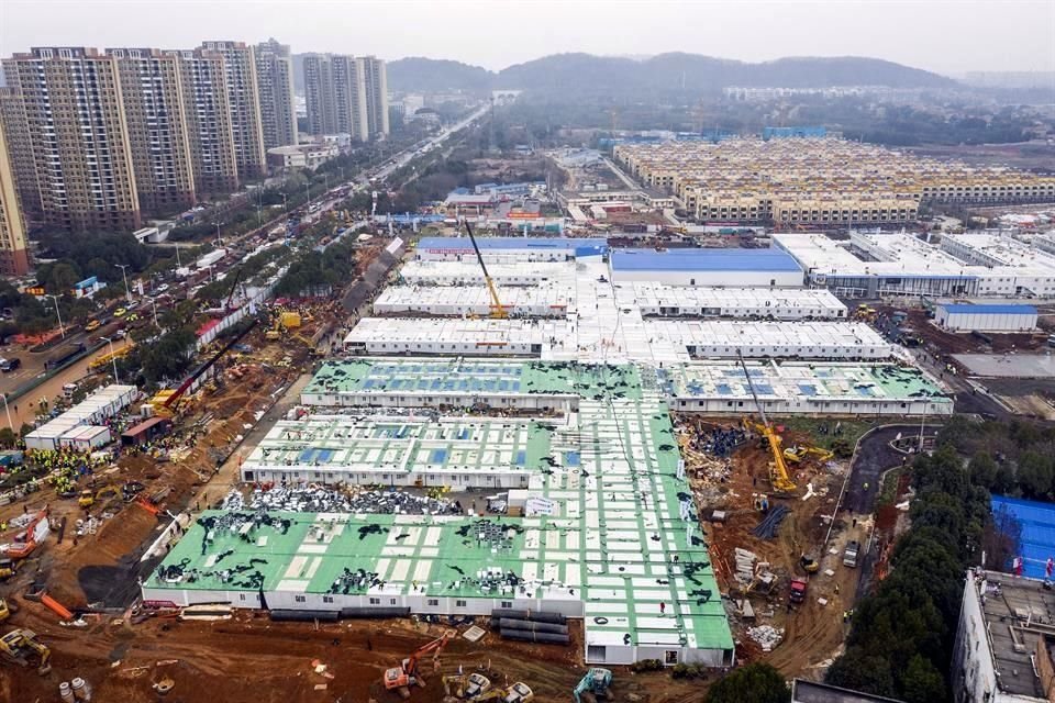 El hospital de Huoshenshan se ve cerca de su finalización en Wuhan, en la provincia central china de Hubei, el domingo.