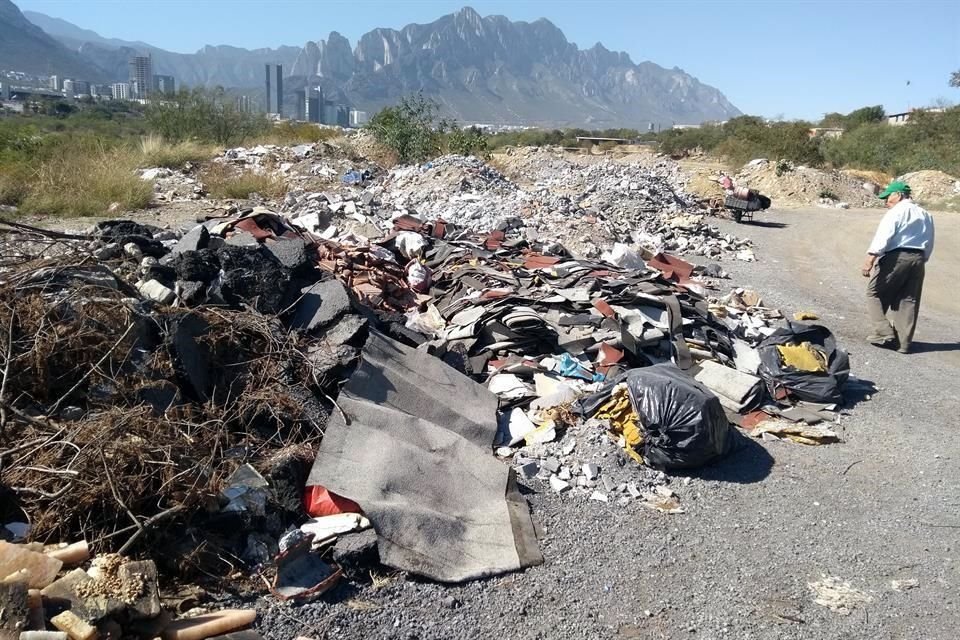 Un tramo del talud norte del Río Santa Catarina, a la altura de La Fama, luce invadido con restos de escombro.