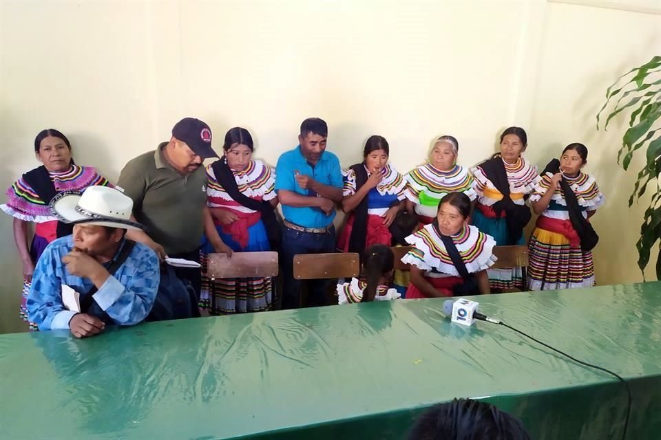 Autoridades y desplazados de Xochitempa urgieron al Gobierno estatal y federal cumplir con los apoyos.