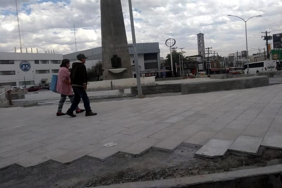 Al vencer el segundo plazo para su entrega, el proyecto 'Calles Completas' continúa con trabajos pendientes y sin prisa aparente al no ser aprovechado ayer el asueto para acelerar las labores.