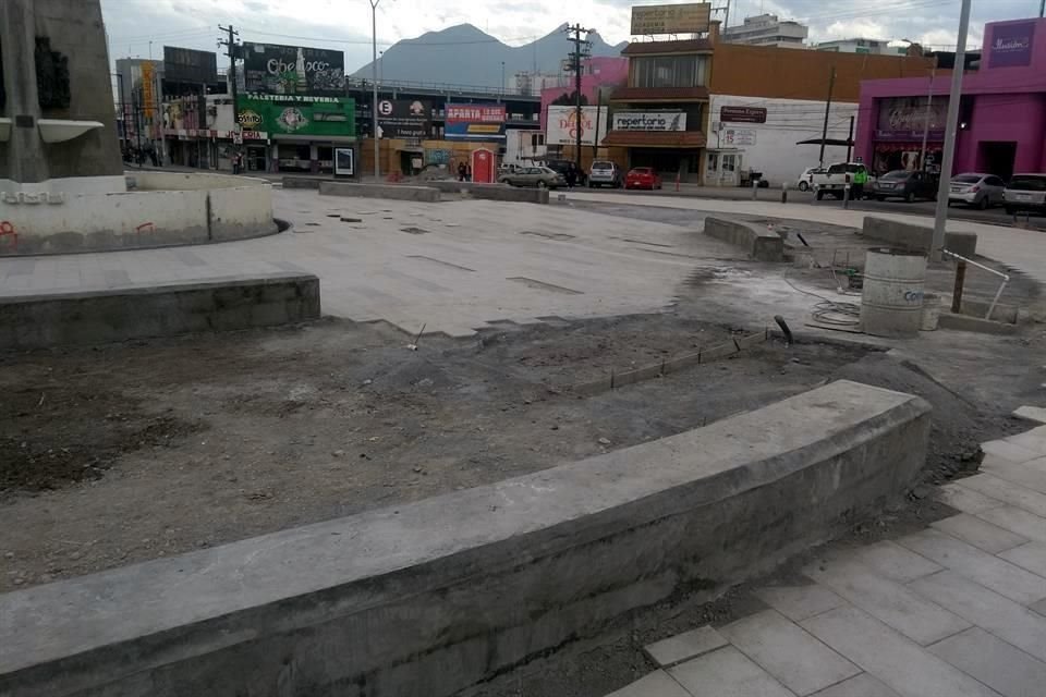 En esta zona está pendiente la construcción de una plaza pública con fuente interactiva y altavoces, pero pese al retraso, ayer no hubo actividad.