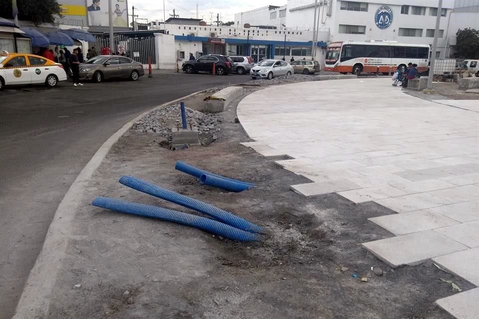 Las banquetas de Juan Ignacio Ramón y Juárez lucen ya con muchos menos detalles pendientes, pero aún se observan cables y mangueras sueltas.