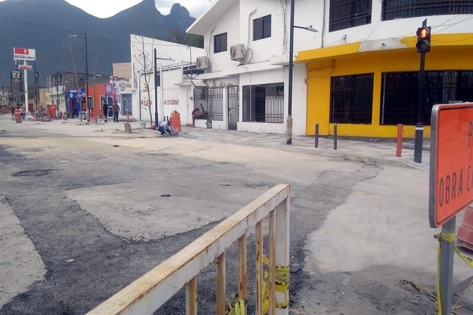 A diferencia de la obra en el Centro de la Ciudad, otro ampliación de banquetas y arborización en la Avenida Covarrubias, también a cargo del Estado, sí presentó labores durante el asueto.