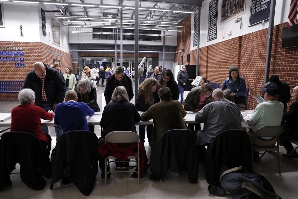 Simpatizantes del partido demócrata votan en Iowa para elegir al representante demócrata para la elección presidencial de EU de 2020.