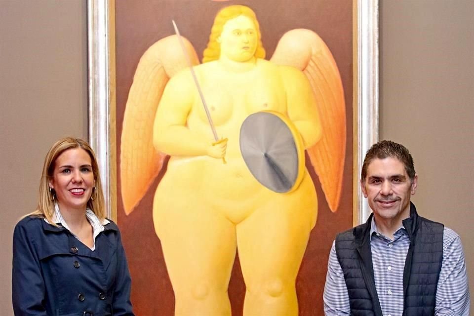 Verónica Delgado y José Garza junto a la obra 'Arcángel', donada por Fernando Botero a la UANL el año pasado.