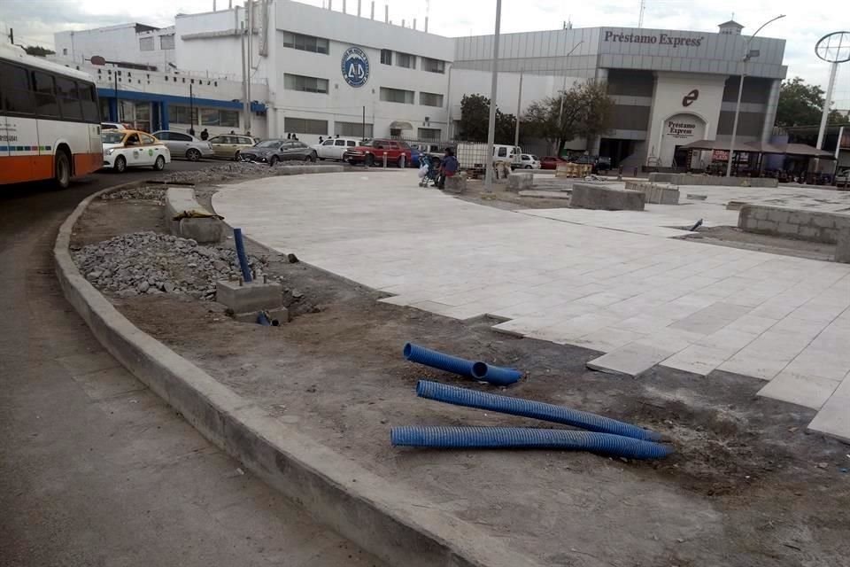 Los trabajos en el Obelisco, en Juan Ignacio Ramón, lucen a medias, lo que afecta el tráfico peatonal en la zona.