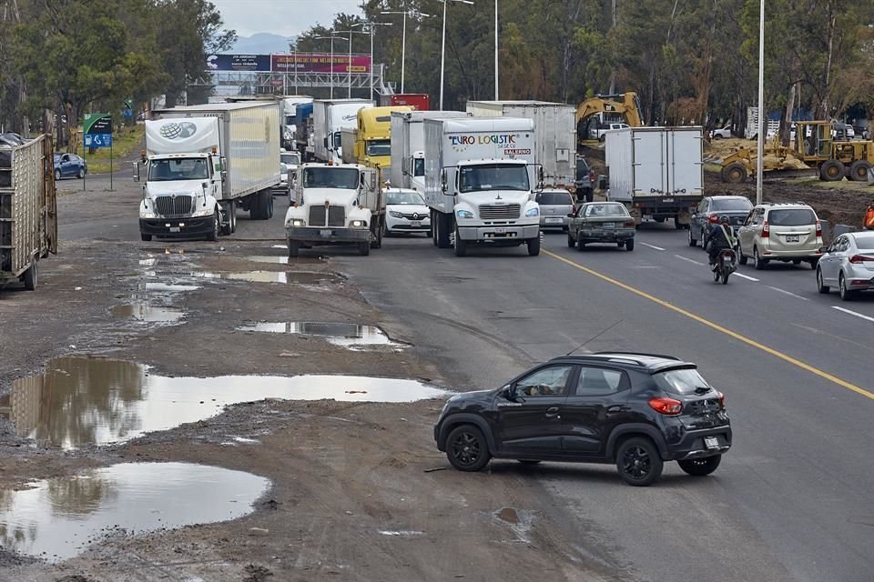 En medio del atorón, varios conductores se veían obligados a improvisar, echándose en reversa, en busca de rutas alternas para escapar del evidente embotellamiento.