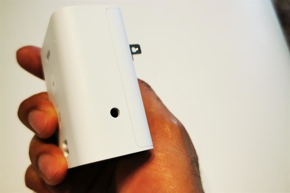 Echo Flex tiene una salida de audio de 3.5 mm para conectarse a un altavoz con mayor potencia y así volverlo inteligente