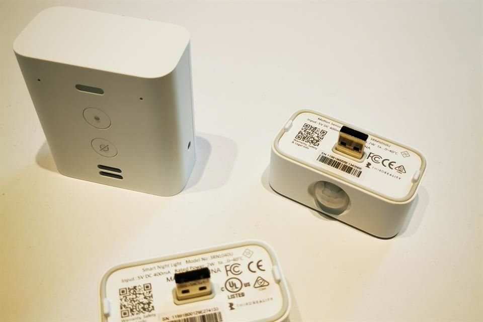 Otros accesorios ampliarán las funciones del Echo Flex al conectarse en su puerto USB, como el sensor de movimiento y la luz de noche.