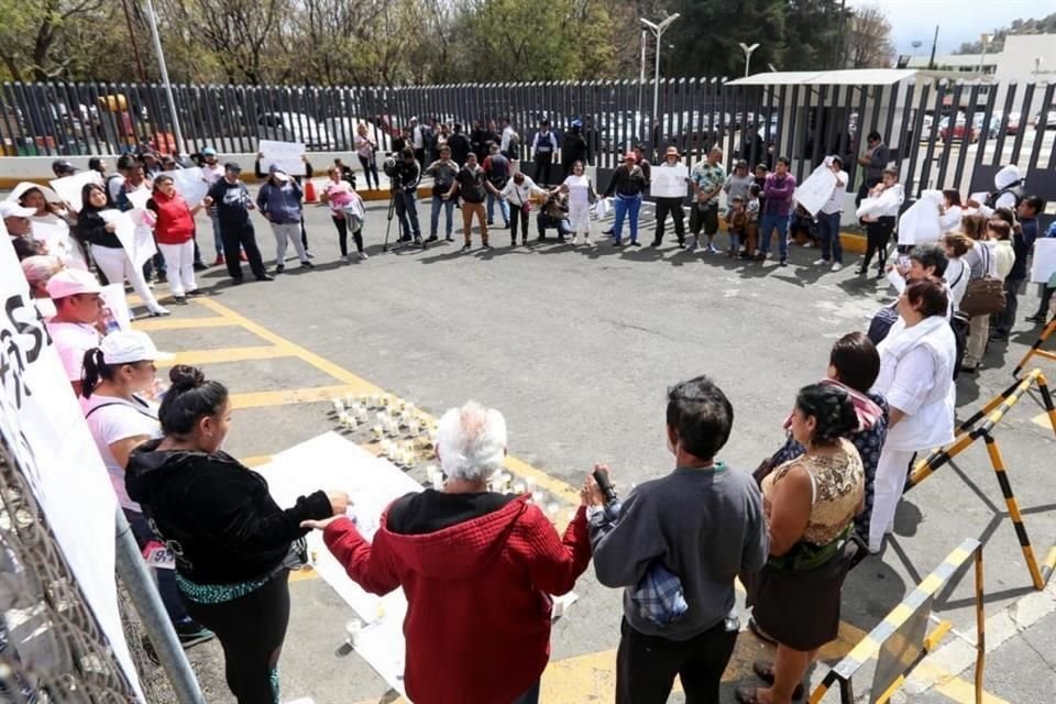 Seguidores de Robles se encuentran afuera del Reclusorio Sur a la espera de la resolución.