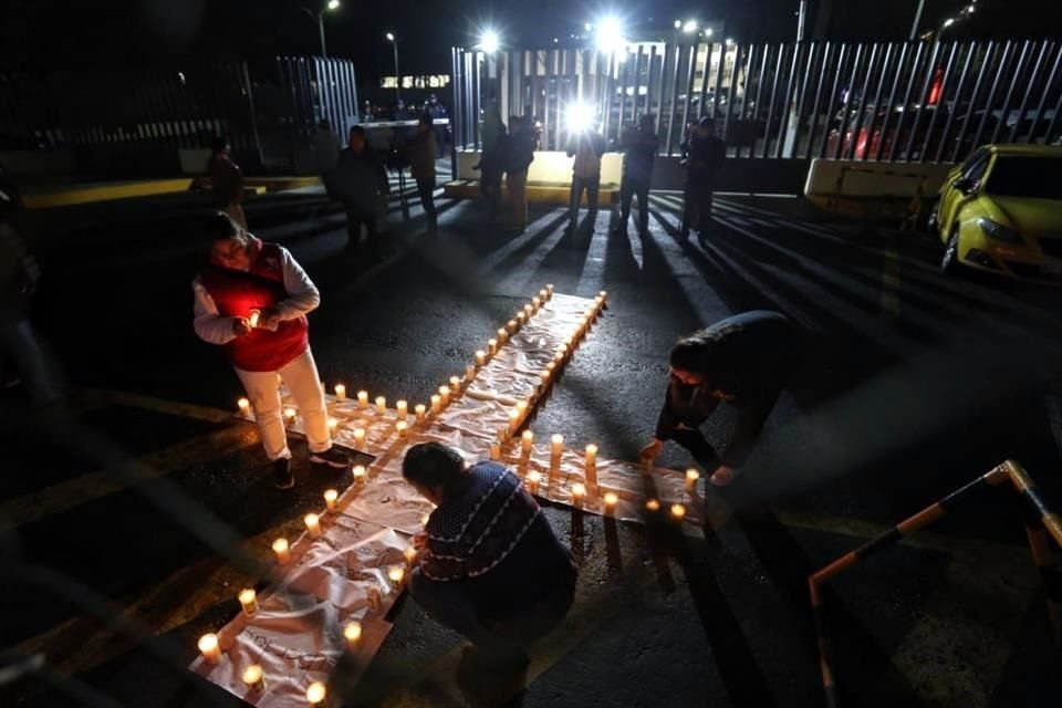 Simpatizantes que piden justicia para Rosario Robles encendieron veladoras afuera del Reclusorio Sur, donde hoy comparece la ex funcionaria.