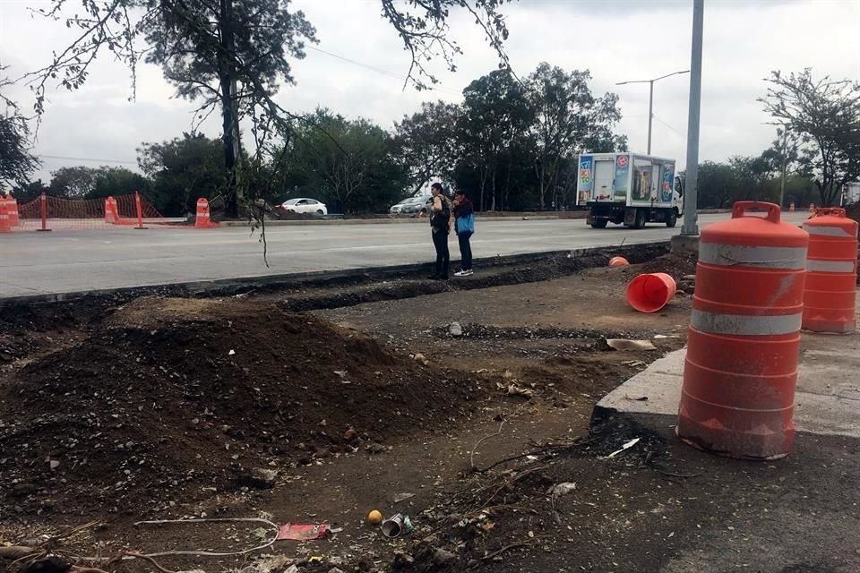 En la zona aún hay escombro y señalamientos.