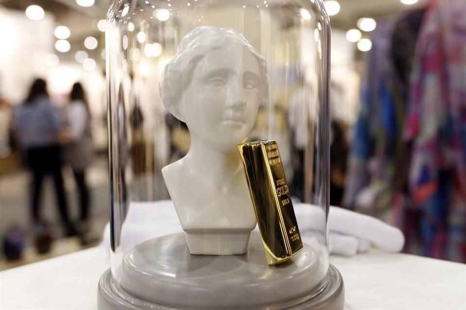 Protegida por un capelo, la pieza contiene un busto y una llave USB dorada que guarda 'información secreta', incluido el registro de todos los catálogos de la feria.