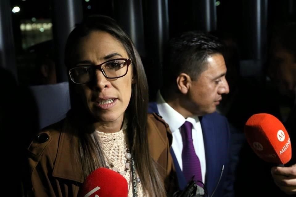 Al término de la audiencia, Mariana Moguel, hija de Robles, pidió que su madre no sea usada como trofeo en una 'supuesta' campaña contra la corrupción.