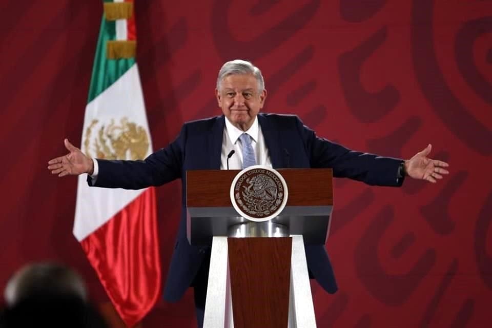 AMLO defendió su planteamiento de quitar los 'puentes' en próximo ciclo escolar y descartó que afecte al turismo.