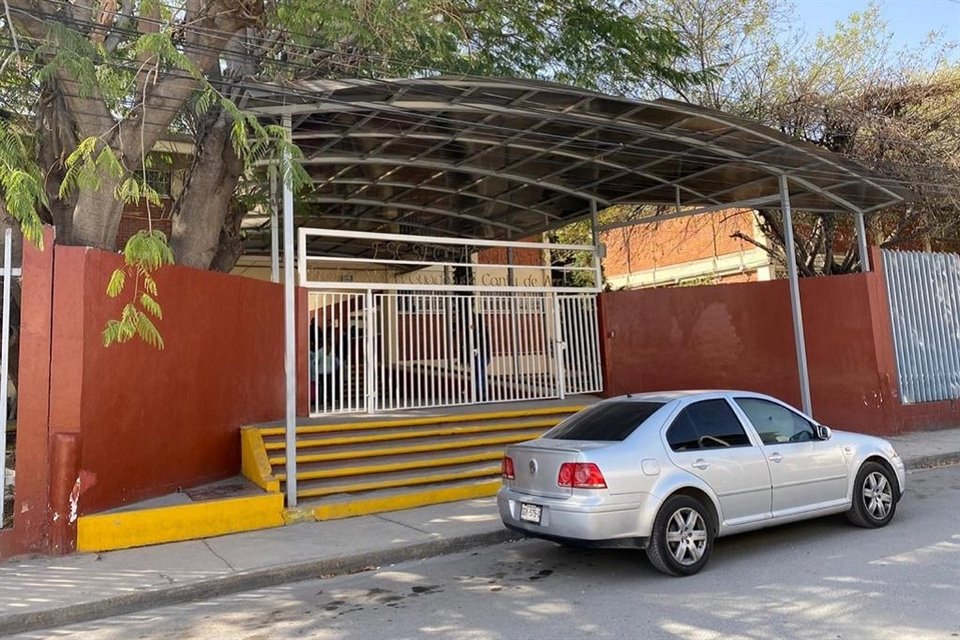  Elementos de la Policía Ministerial entran a la Secundaria Técnica 68 ubicada en la Colonia Rincón de Guadalupe.