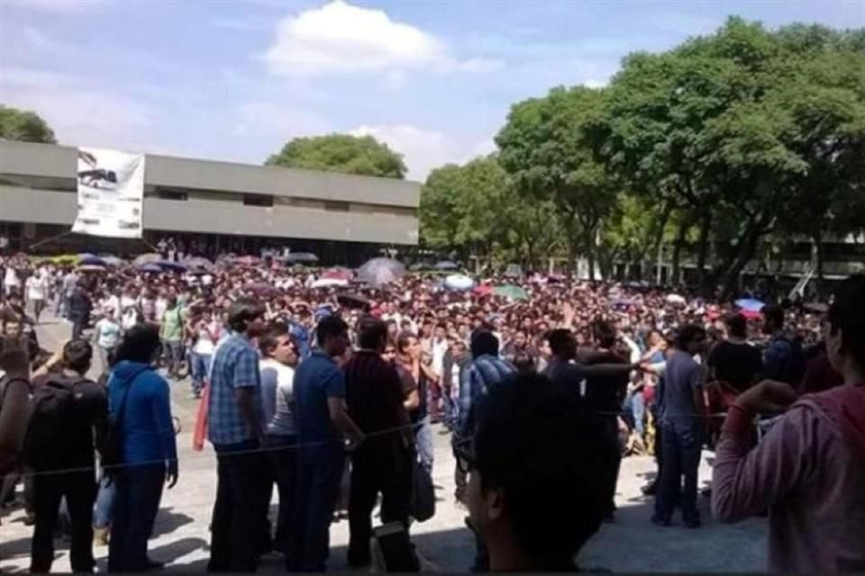 También, exigen que todos los servicios sean gratuitos y que se cancele el Congreso Nacional Politécnico.