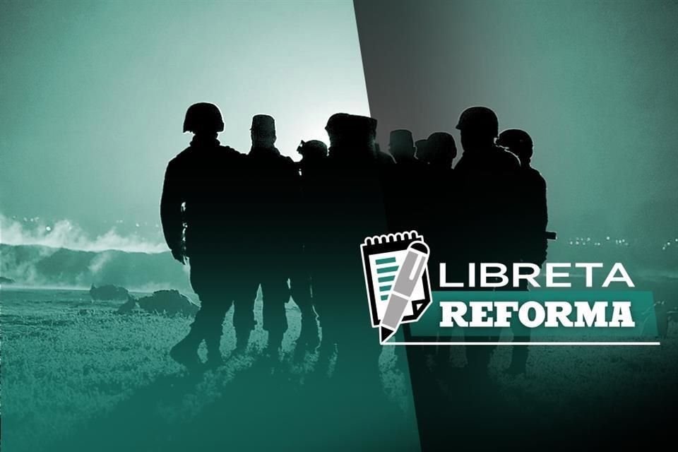 Militares en el campo de alfalfa que ardió tras una explosión causada por robo de gasolina el 18 de enero del 2019; tras ellos hay bidones y cadáveres.