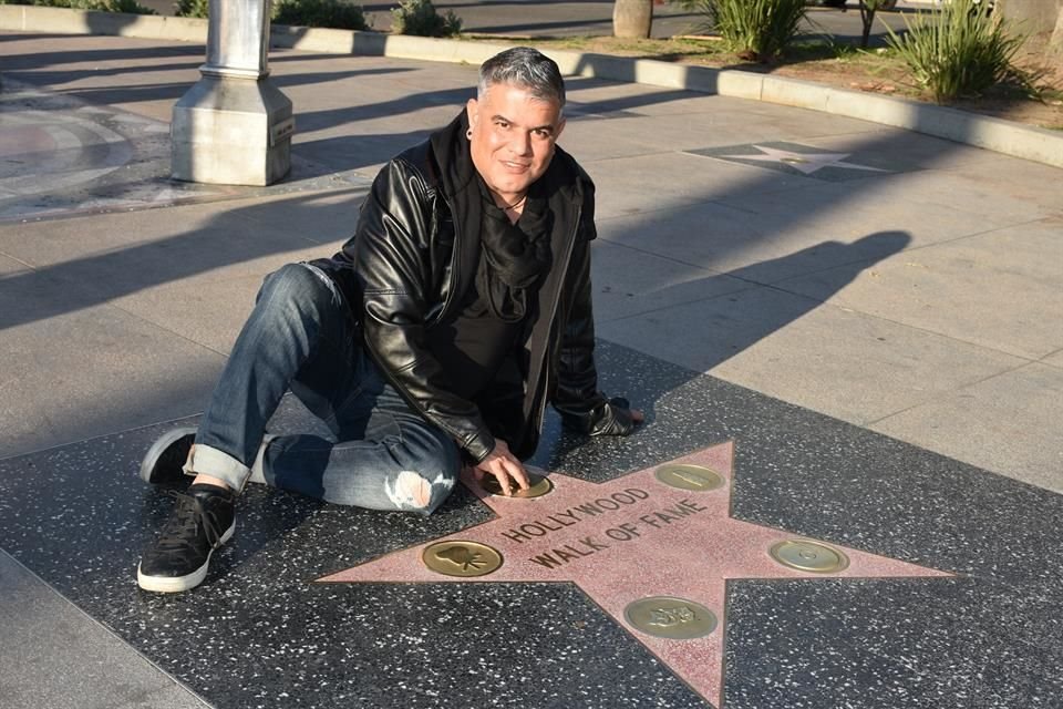 Nacido en CDMX, Víctor también ha trabajado en producciones como 'Glee' y 'Nace una Estrella'.