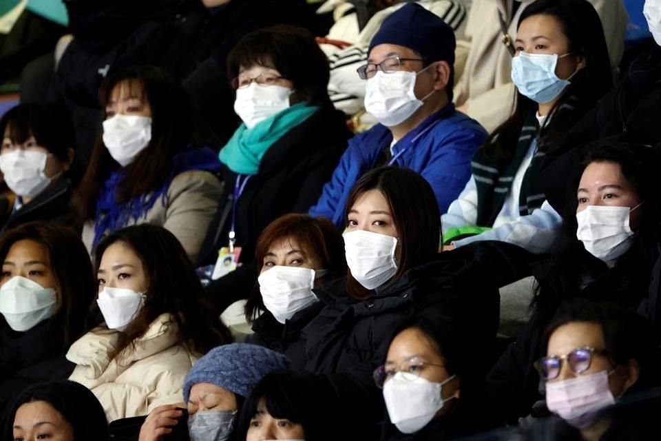 El número de muertos por coronavirus aumentó a 722 y el de infectados a 34 mil 546; el barco en cuarentena en Japón ha reportado 64 casos, incluido el primer latinoamericano infectado.