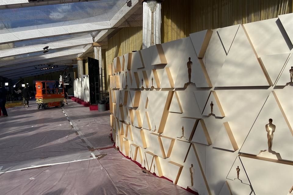 La alfombra roja ya está casi montada en su totalidad y solo le hace falta que le quiten el plástico.