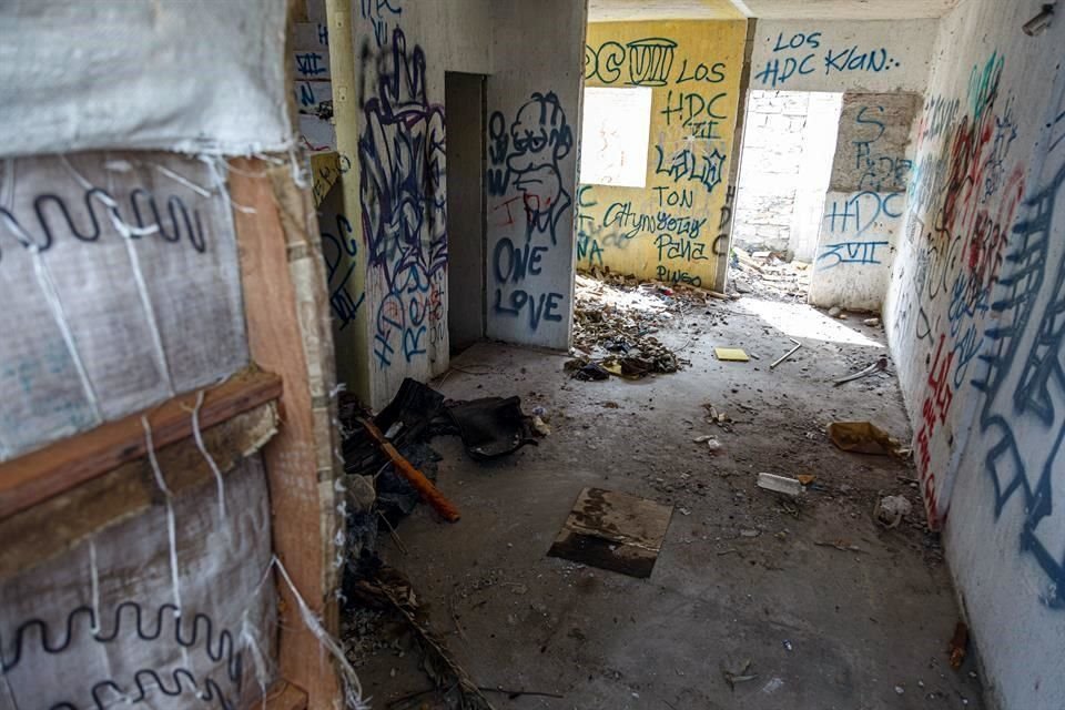 Los inmuebles han sufrido vandalismo y el deterioro es evidente; vecinos señalan que la inseguridad comenzó cuando llegaron los paracaidistas.