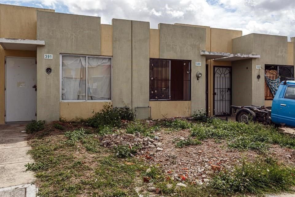 Vecinos de Lomas del Mirador tomaron la decisión de soldar las puertas y tapiar las ventanas para evitar que personas ajenas ingresen a los domicilios en abandono.