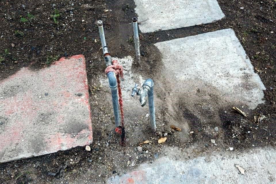 Vecinos han cortado el suministro de agua, para evitar que paracaidistas hagan uso de este servicio.