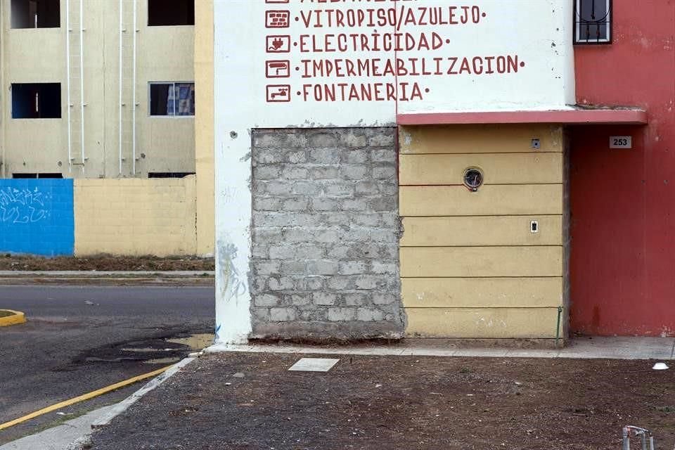 Vecinos incluso han sellado con ladrillos los accesos para impedir el ingreso de más paracaidistas.
