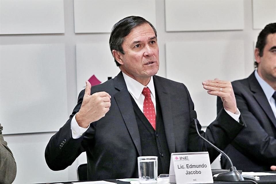 Jacobo es licenciado en Filosofía y Letras por la Universidad de Guanajuato, donde también fue profesor, al igual que en la Universidad Autónoma de Baja California.