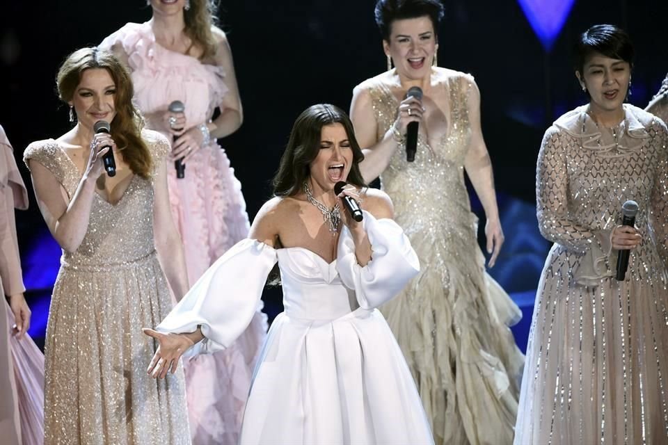 Idina Menzel participó junto a nueve cantantes más en el número musical de 'Frozen 2'.