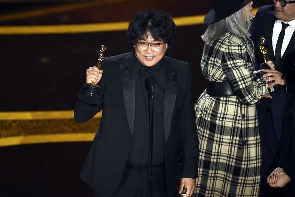 Bong Joon-Ho cosechó su primer premio Óscar de la noche por Mejor Guión Original.