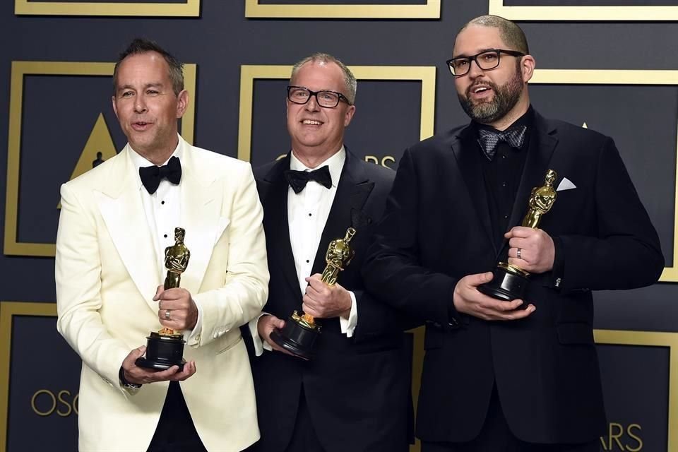 Jonas Rivera (izquierda), Mark Nielsen y Josh Cooley fueron los ganadores a Mejor Cinta de Animación por 'Toy Story 4'.