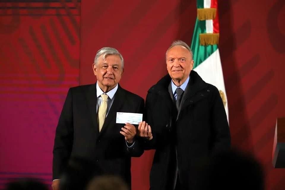 El Presidente pidió tomarse la foto con el Fiscal al recibir el cheque.