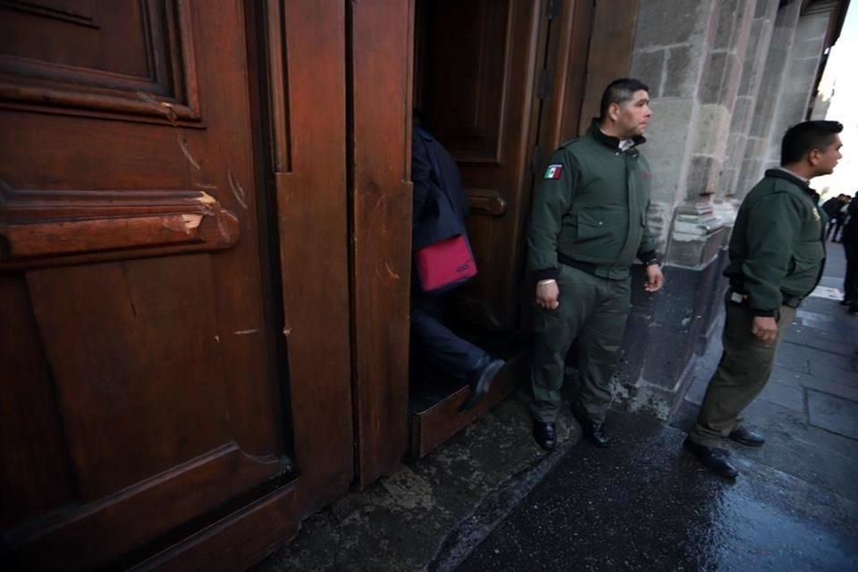 Una vez retirados los inconformes, el acceso a Palacio fue reabierto.