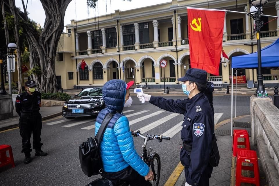 Las autoridades recomiendan suspender los viajes no esenciales a China.