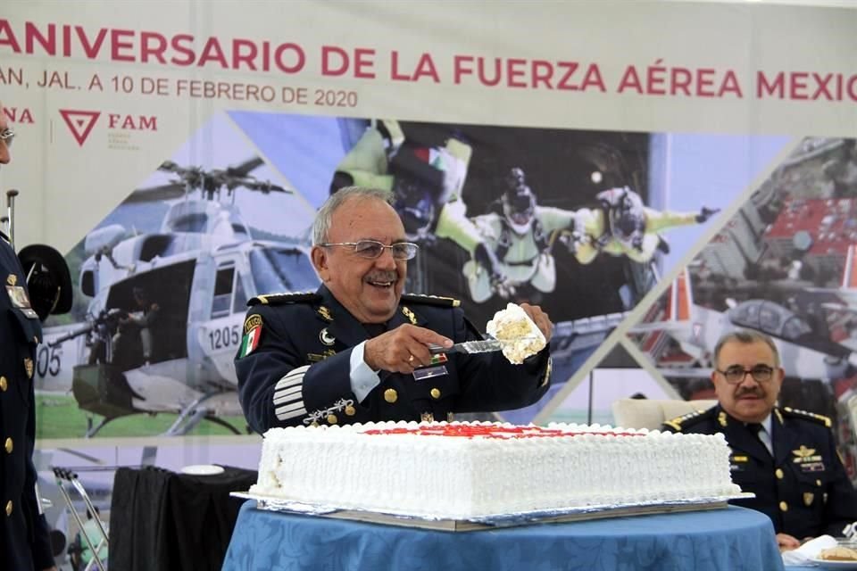 Partió el pastel el General de División, Sergio Parra Estrada.