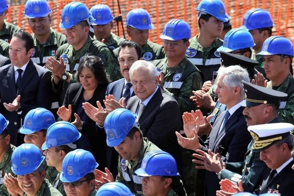 López Obrador acompañado de militares a cargo de las obras, así como Gobernadores y miembros de su Gabinete que le acompañaron en un recorrido.