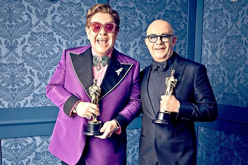 El cantante y su socio, Bernie Taupin, ganaron un Óscar el domingo.
