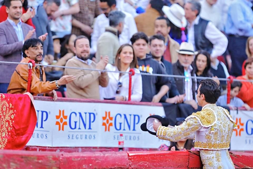 El torero brindó al líder ferrocarrilero el cuarto de la tarde al que le cortó una oreja.