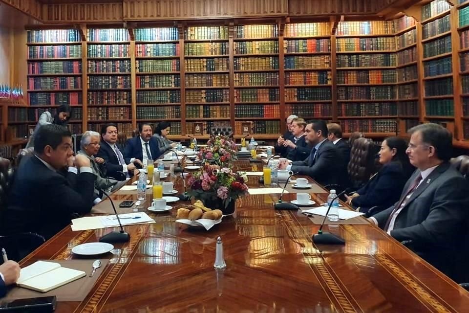 La Secretaria con los diputados federales en la sede de la Segob.