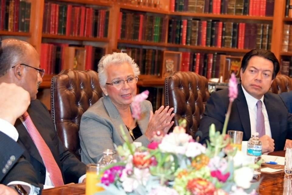 La Secretaria Sánchez Cordero durante la reunión que sostuvo con legisladores.
