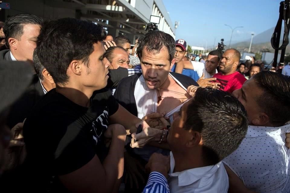 Juan Guaidó fue agredido, tras aterrizar en el aeropuerto Internacional Simón Bolivar.