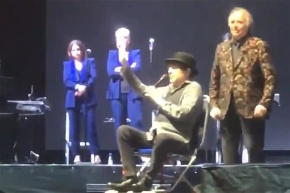 Joaquín Sabina cuando volvió al escenario para informar que el concierto sería suspendido.