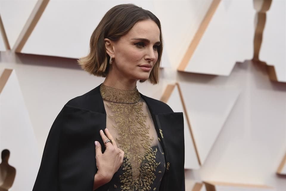 Natalie Portman usó una capa con los nombres de mujeres víctimas de violencia sexual.