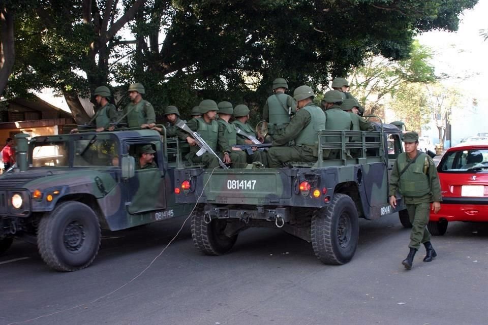 Guzmán fue trasladado, custodiado por un convoy.