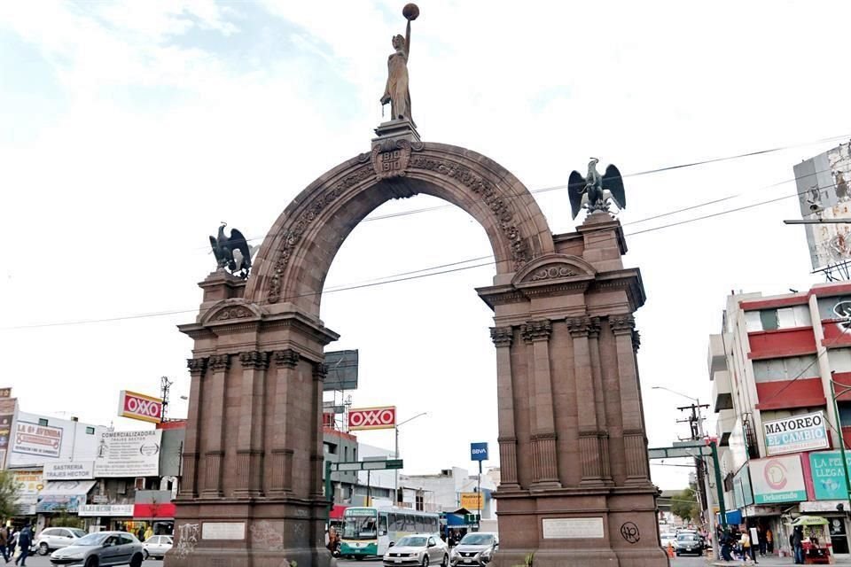 El Arco de la Independencia permanece deteriorado y sin una rotonda que lo proteja del flujo vehicular de Pino Suárez y Madero.
